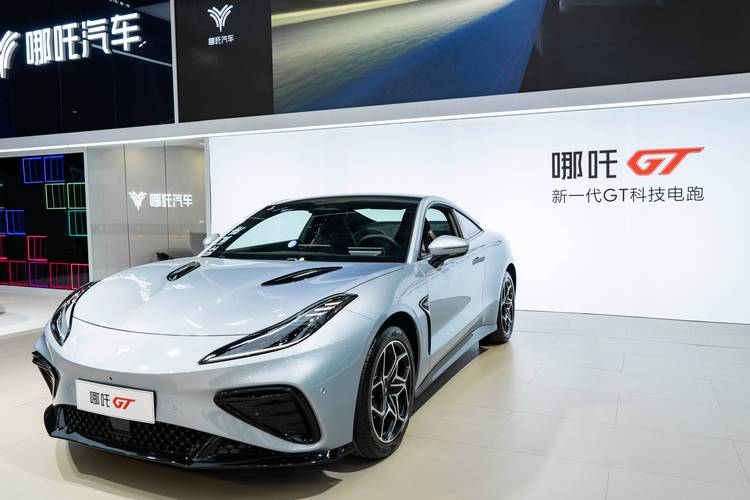 成都313哪吒汽车在智能汽车领域的表现，领途汽车在新能源汽车市场中的影响力